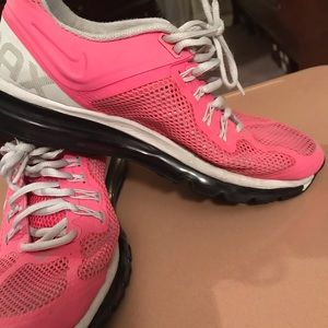 Ladies size 9 pink/white AIRMAX running shoe.